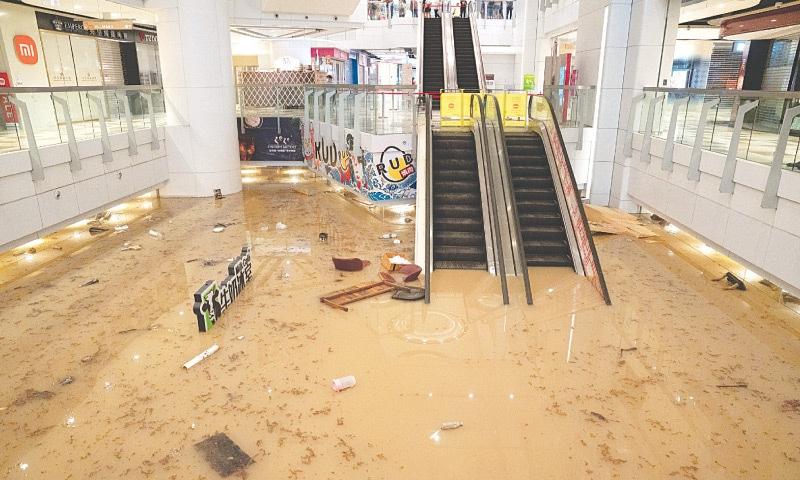 Hong Kong flooded by heaviest rainfall in 140 years - Newspaper - DAWN.COM